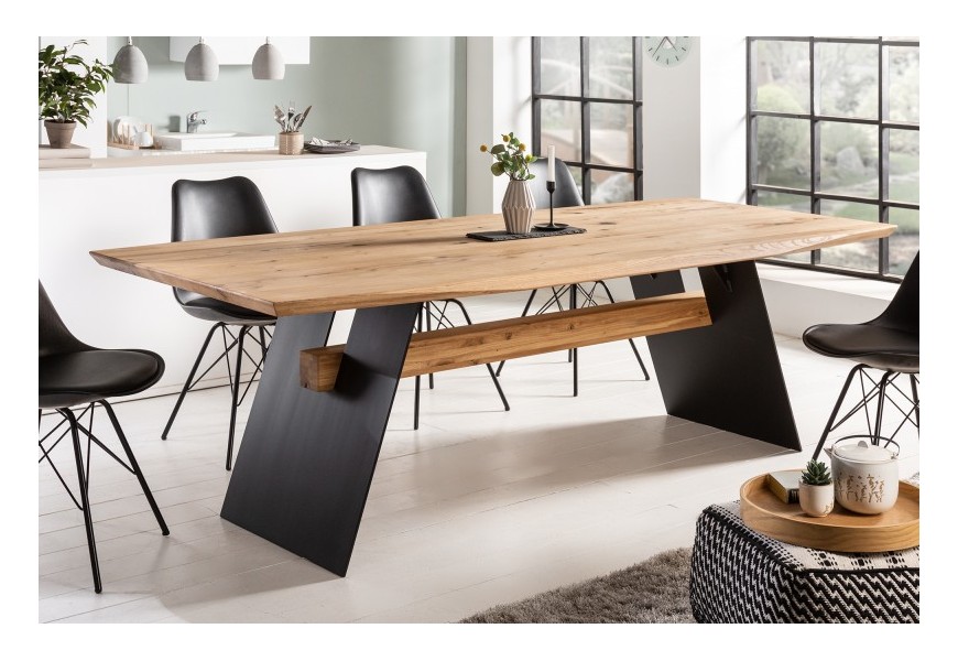 Masívny hnedý jedálenský stôl Harrington z dubového dreva v industriálnom štýle s čiernymi nohami