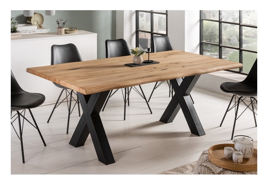 Masívny industriálny jedálenský stôl Andala z dubového dreva s čiernymi kovovými nohami