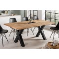 Masívny industriálny jedálenský stôl Andala z dubového dreva s čiernymi kovovými nohami