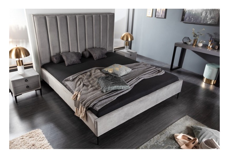 Štýlová moderná manželská posteľ Everson so sivým poťahom zo zamatu, s vertikálnymi líniami čalúnenia a s kovovými nožičkami