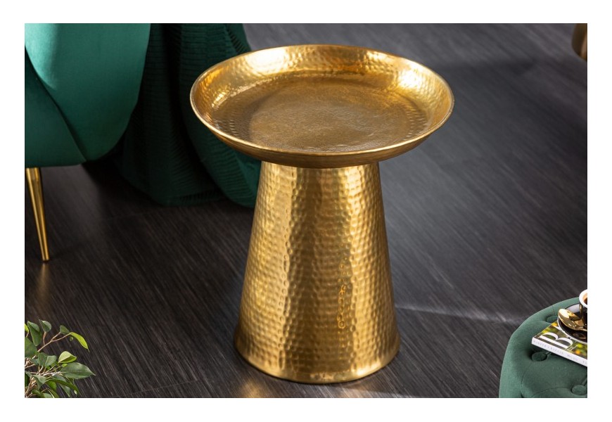 Dizajnový zlatý príručný stolík Hammerblow s okrúhlym podstavcom z kovu s kladivkovým vzorom
