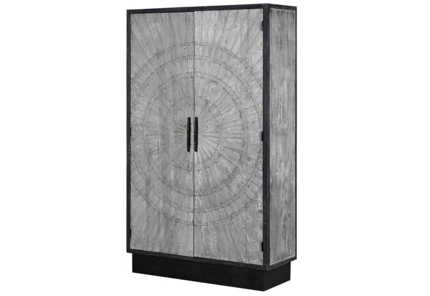 Dvojdverová skriňa z masívneho dreva v sivej farbe s tromi poličkami na tmavošedej podstave