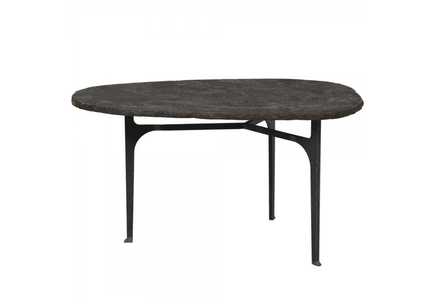 Dizajnový konferenčný stolík s vrchnou doskou z prírodného kameňa v sivej farbe a čiernymi kovanými železnými nohami