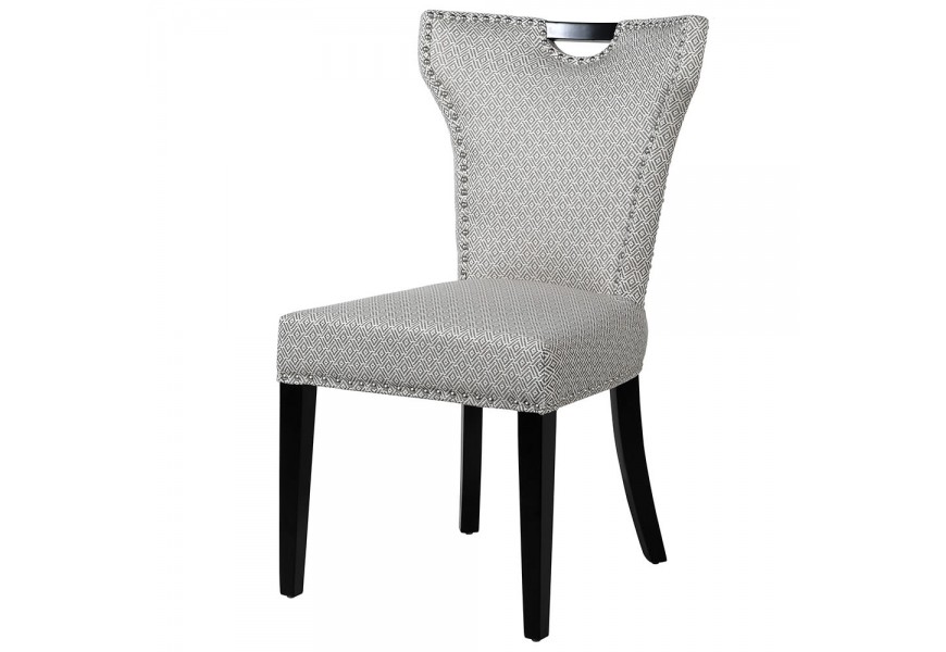 Čalúnená jedálenská stolička s kosoštvorcovým vzorom v sivej farbe, s rukoväťou a drevenými nohami v čiernej farbe