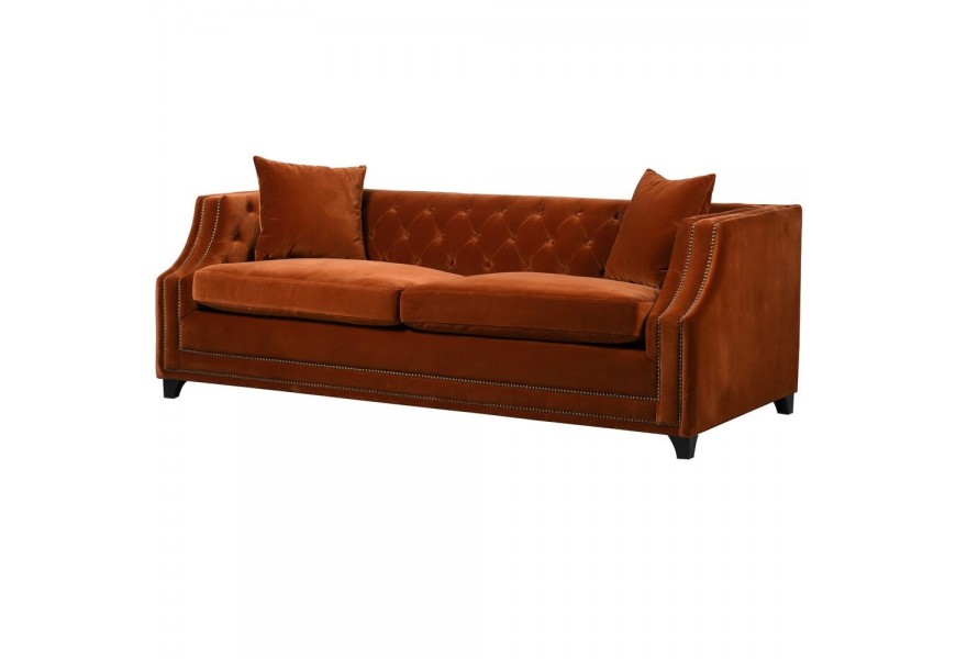 Rozkladacia sedačka v tehlovo-červenej farbe s prešívaným zamatovým čalúnením na čiernych nožičkách