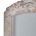 Vintage nástenné zrkadlo z masívu v krémovej farbe s kvetinovou vyrezávanou výzdobou na vrchu