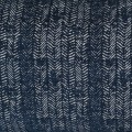 Textúra sedačky vytvorená z bielych čiarok na námorníckej modrej textílii v tvare V