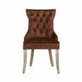 Chesterfield jed&aacute;lensk&aacute; stolička Torino so zamatov&yacute;m poťahom hnedej farby a mas&iacute;vnymi nohami so strieborn&yacute;m klopadlom 96cm