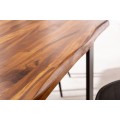 Vrchná doska stola Steele Craft je povrchovo upravená tak, aby bola zvýraznená naturálna štruktúra dreva