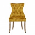 Dizajnov&aacute; chesterfield jed&aacute;lensk&aacute; stolička Torino horčicovožltej farby zo zamatu s dreven&yacute;mi nohami a strieborn&yacute;m klopadlom 96cm