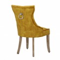Dizajnová chesterfield jedálenská stolička Torino horčicovožltej farby zo zamatu s drevenými nohami a strieborným klopadlom 96cm