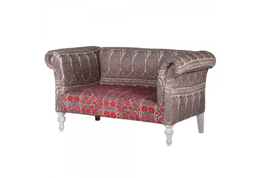 Štýlová orientálna sedačka Alia s hnedo-červeným ornamentálnym poťahom a drevenými nožičkami