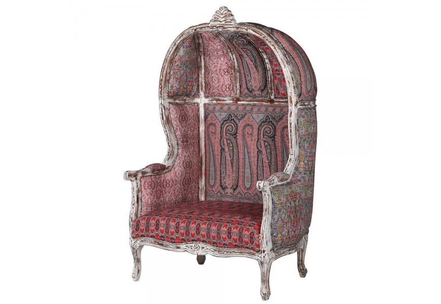 Luxusné porter kreslo Alia s červeným čalúneným s paisley vzorom s vyrezávanými nožičkami a opierkami s vintage náterom