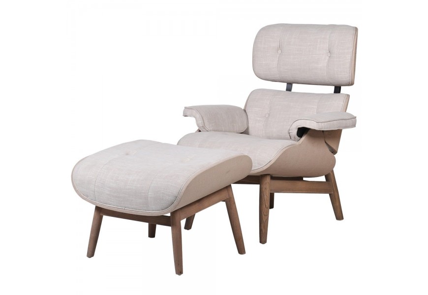 Kreslo v škandinávskom štýle s podnožkou a s čalúnením v krémovej farbe a nohami s prírodnou štruktúrou z masívu 97 cm