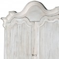Vidiecka biela skriňa Gustavian z masívneho dreva s opotrebovaným vzhľadom s tromi zásuvkami a dvomi poličkami 230 cm