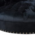 Okrúhla čierna lobby sedačka s poťahom zo zamatu v štýle CHESTERFIELD doplnená kovovými cvočkami v striebornej farbe