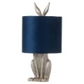 Štýlová stolná lampa Zajac Ušiak s kostrou lampy v podobe sediaceho zajaca skrytého za modrým tienidlom