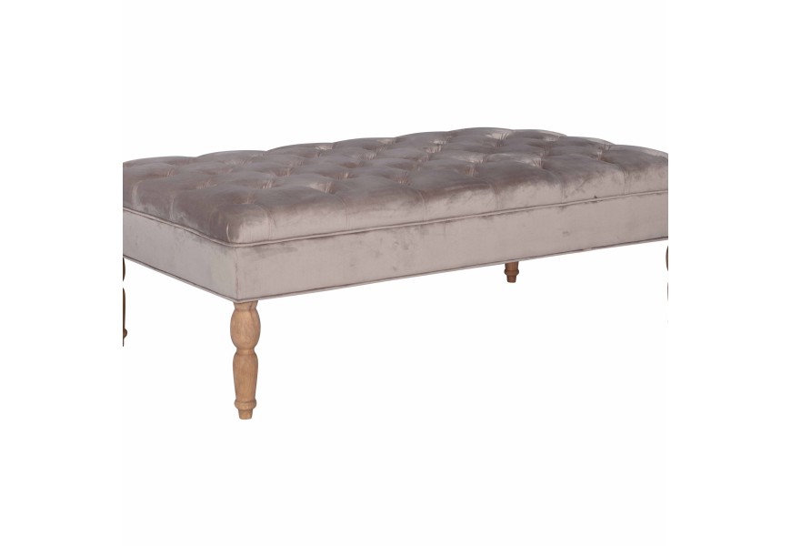 Štýlový taburet s Chesterfield zamatovým prešívaním v béžovej farbe s elegantnými dizajnovými nožičkami