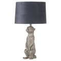 Strieborná keramická stolná lampa v tvare surikaty so sivým tienidlom z kolekcie Surikata Morris