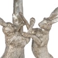 Strieborné figúrky v podobe dvoj zajacov na dizajnovej stolnej lampe