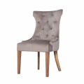 Chesterfield moderná jedálenská stolička Dinah s béžovým poťahom a drevenými nohami 100cm