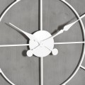 Moderné nadčasové kruhové nástenné hodiny Stormhill s rímskymi číslami striebornej farby 60cm