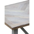 Masívna vrchná doska jedálenského stola Nyakim s povrchovou úpravou pripomínajúcou prirodzený vzhľad dreva