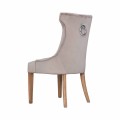 Chesterfield moderná jedálenská stolička Dinah s béžovým poťahom a drevenými nohami 100cm