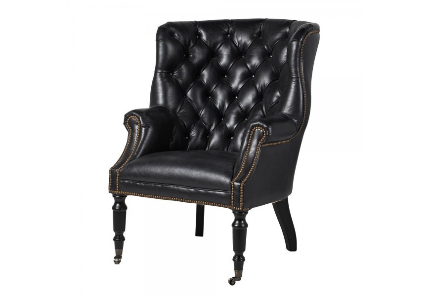 Chesterfield kreslo v čiernej farbe z pravej kože so širokou opierkou a s dvomi nohami na kolieskach 109 cm