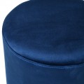 Okrúhla taburetka s kobaltovo modrým zamatovým poťahom a s čiernymi okrúhlymi nohami v modernom štýle