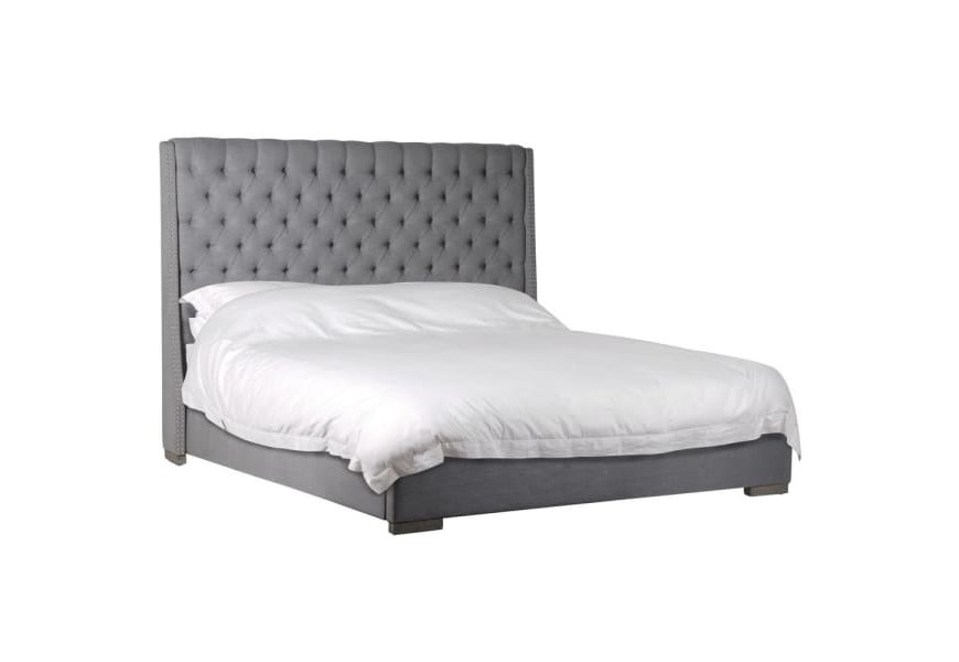 Chesterfield kráľovská posteľ so sivým čalúnením a ozdobným čelom