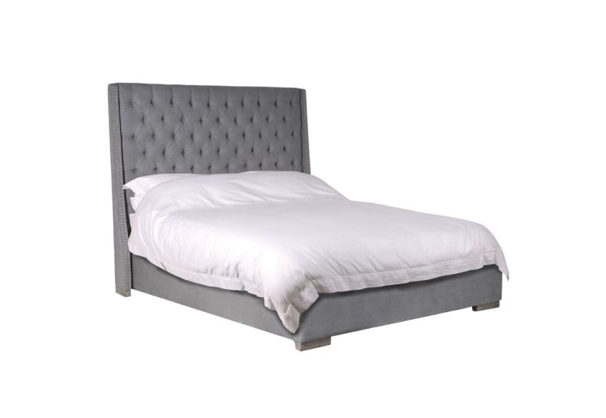 Chesterfield čalúnená posteľ s vysokým ozdobným čelom v sivej farbe