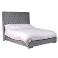 Chesterfield čalúnená posteľ s vysokým ozdobným čelom v sivej farbe