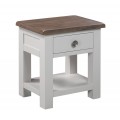 Elegantný provensálsky nočný stolík Escapia v sivobielej farbe s hnedou vrchnou doskou a zásuvkou