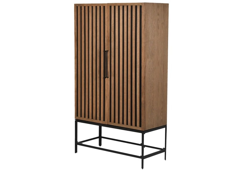 Dvojdverová industriálna skrinka z masívu na čiernej kovovej podstave