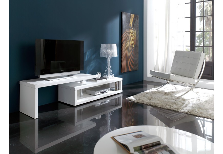 Dizajnový TV stolík Henning s lesklou bielou vrchnou doskou smerujúcou od centra stolíka