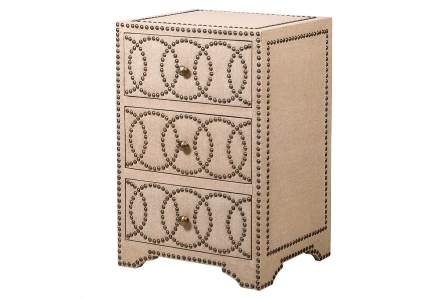 Luxusný nočný stolík Circula Crema s béžovým poťahom a tromi zásuvkami s ozdobnými kovovými cvokmi