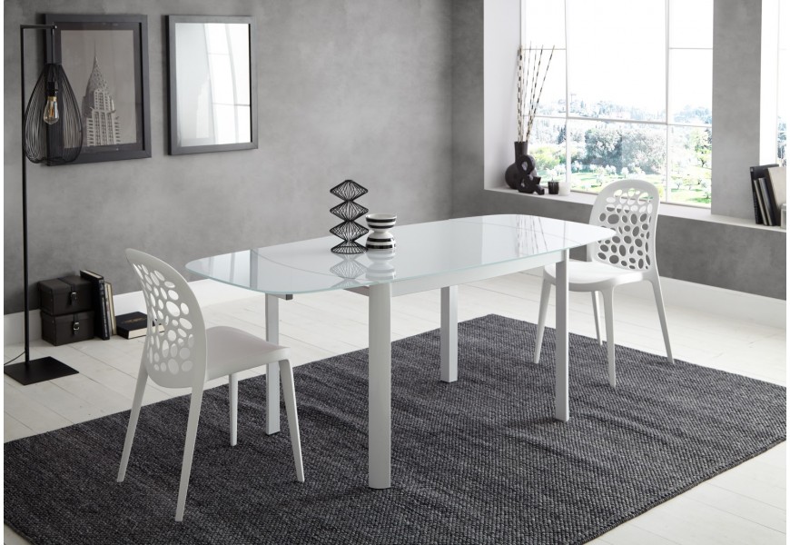 Rozkladací oválny jedálenský stôl Loanne v lesklom bielom prevedení zo skla