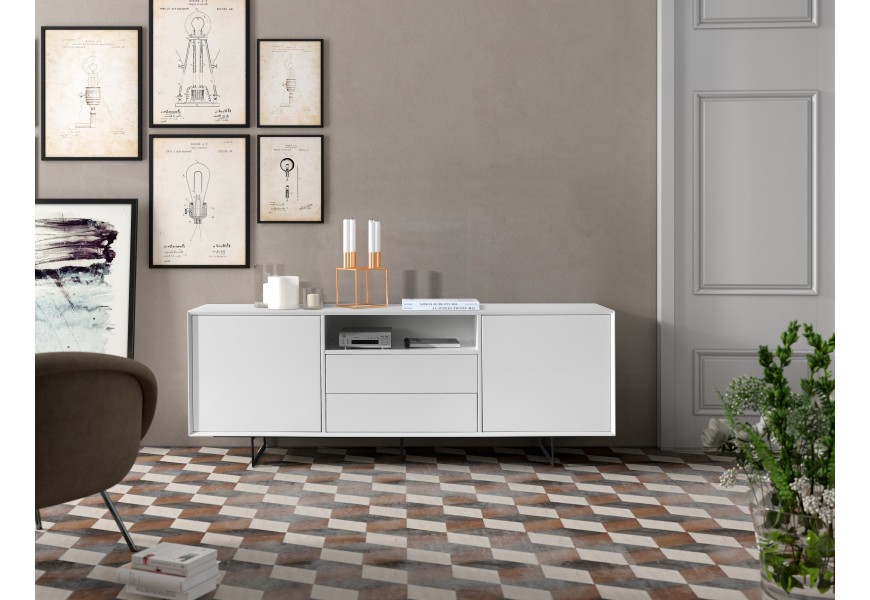 Biely lesklý dvojdverový príborník Chrysler so závkami a poličkou v modernom prevedení s čiernymi kovovými nožičkami