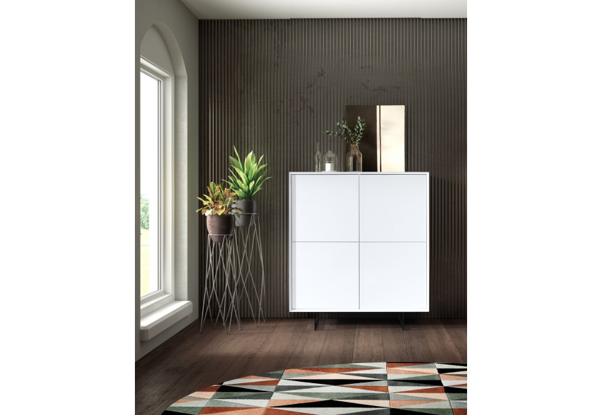 Lesklá biela barová skrinka Chrysler v modernom štvorcovom prevedení s dvierkami a čiernymi nožičkami