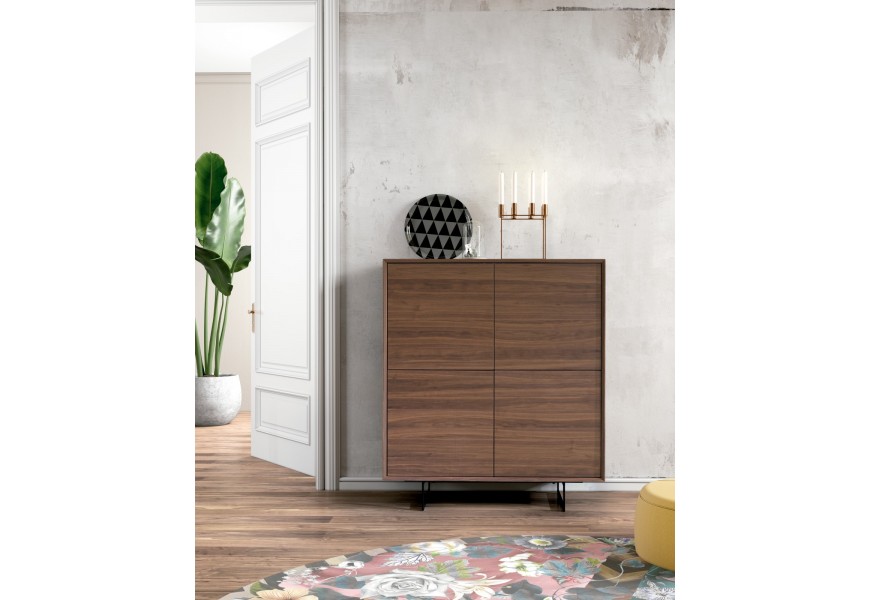 Dizajnová štvorcová barová skrinka Chrysler so štyrmi dvierkami v hnedom prevedení s čiernymi kovovými nožičkami