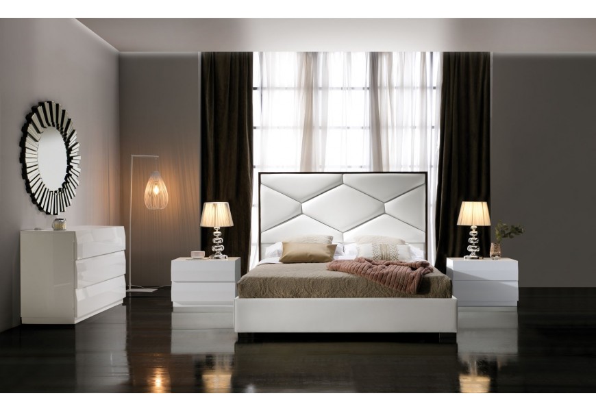 Dizajnová biela manželská posteľ Martin s poťahom z ekokože s geometrickým vzorom na čele