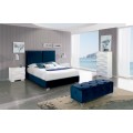 Elegantná zamatová posteľ s minimalistickým zdobením