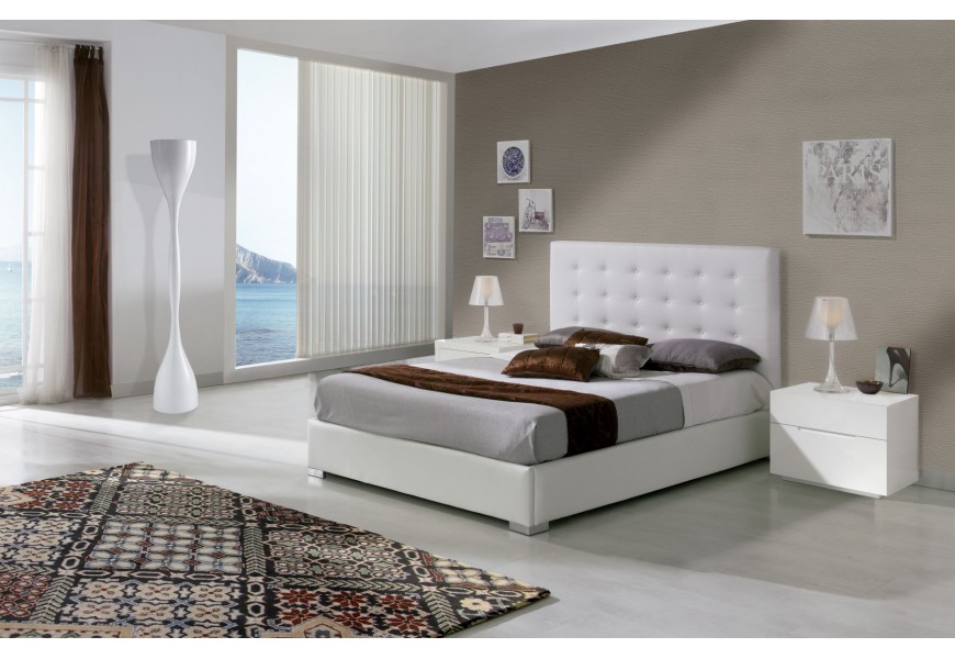 Luxusná chesterfield posteľ Eva s bielym čalúnením z ekokože s kovovými nožičkami