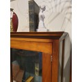 Štýlová luxusná vitrína z masívneho dreva BASILEA hnedej farby 153cm