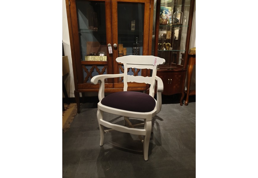 Provensálska luxusná stolička Nuevas Formas v bielej farbe s lakťovými opierkami a fialovým čalúnením