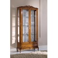 Luxusná rustikálna luxusná vitrína Emociones z masívu s dvojitými sklenenými dvierkami s vyrezávanými nožičkami 184cm
