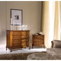 Luxusný klasický nočný stolík Emociones z masívu s tromi zásuvkami na zdobených nožičkách 62cm