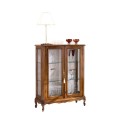 Luxusná ručne vyrezávaná klasická dvojdverová vitrína Emociones z masívneho dreva s vyrezávanými nožičkami 115cm