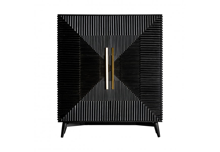 Luxusná šatníková skriňa Plissé Nero z čierneho masívu so zlatými kovovými rukoväťami na dvierkach